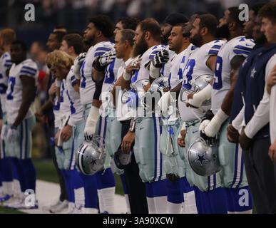 1° ottobre 2017 - Arlington, Texas, USA - i giocatori dei Dallas Cowboys rappresentano l'inno nazionale prima della partita di domenica 1 ottobre 2017 all'AT&T Stadium di Arlington, Texas. (Immagine di credito: © David Kent/TNS via ZUMA Wire) Foto Stock
