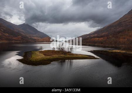 Isola di Nam Ban Eillean, Loch Leven vicino a Kinlochleven nelle Highlands scozzesi Foto Stock