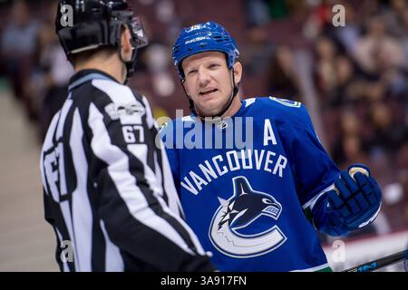28 settembre 2017: L'ala destra dei Canucks Derek Dorsett (15) parla con l'arbitro durante la partita in NHL tra i Calgary Flames e i Vancouver Canucks alla Rogers Arena di Vancouver, Canada. Dom Gagne/CSM(immagine di credito: &Copy; dom Gagne/CSM tramite cavo ZUMA) Foto Stock
