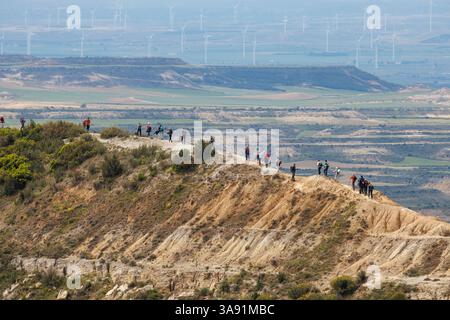 Vista aerea di escursionisti che camminano su un crinale nelle Bardenas Reales, Spagna Foto Stock