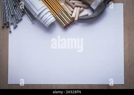 Progetti con metro di legno, foglio di carta, chiodi, martello, tasselli per la lavorazione del legno su pannelli di legno, concetto di costruzione dello spazio di copia Foto Stock