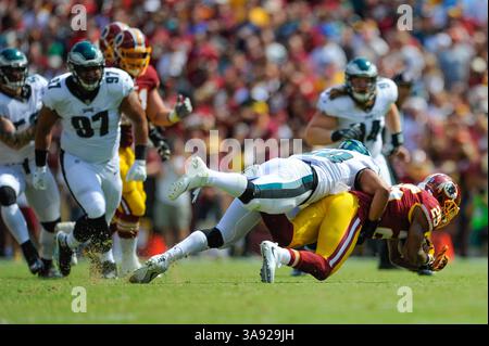 10 SETTEMBRE 2017 : il middle linebacker dei Philadelphia Eagles Jordan Hicks (58) affronta il running back dei Washington Redskins Chris Thompson (25) durante il match di apertura della stagione tra i Philadelphia Eagles e i Washington Redskins al FedEx Field di Landover, MD. (Immagine di credito: &Copy; John Middlebrook/CSM tramite cavo ZUMA) Foto Stock
