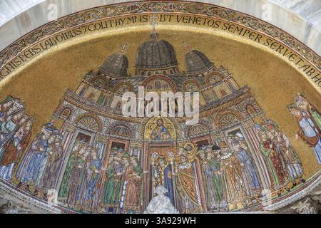Basilica di San Marco, lunetta del portale di Sant'Alypius con la traduzione a mosaico del corpo di San Marco, Venezia, Veneto, Italia, Europa Foto Stock