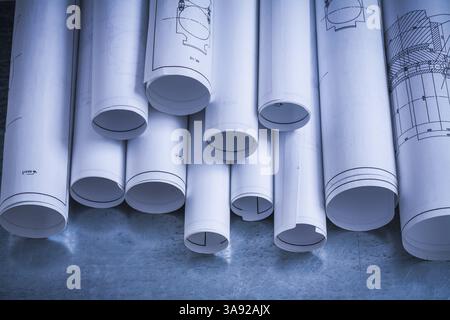 Ampia gamma di progetti ingegneristici su un progetto architettonico e un edificio con sfondo metallico graffiato Foto Stock