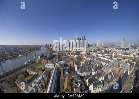 La vista dalla cattedrale di San Bartolomeo si estende nel centro di Francoforte e nello skyline delle banche, Francoforte sul meno, Assia, Germania, Europa Foto Stock
