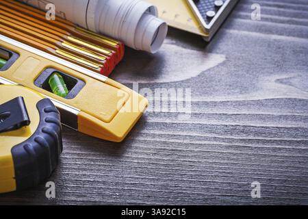 Strumenti di misura e livello di costruzione su un concetto di manutenzione di pannelli in legno vintage Foto Stock