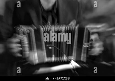 Bandoneon, bandonion, suonatore di bandoneon, fisarmonica a una milonga, concerto, evento di danza tango, monocromatico, motion blur, Germania, Europa Foto Stock