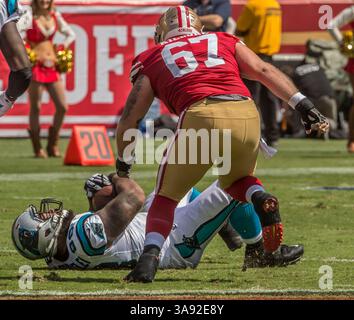 10 settembre 2017: Il defensive tackle dei Carolina Panthers Star Lotulelei (98) recupera un fumble domenica 10 settembre 2017 al Levis Stadium di Santa Clara, California. I Panthers sconfissero i 49ers 23-3. Al Golub/CSM(immagine di credito: &Copy; al Golub/CSM tramite filo ZUMA) Foto Stock