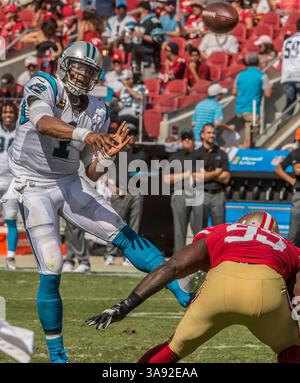 10 settembre 2017: Il quarterback dei Carolina Panthers Cam Newton (1) passa sotto pressione domenica 10 settembre 2017 al Levis Stadium di Santa Clara, California. I Panthers sconfissero i 49ers 23-3. Al Golub/CSM(immagine di credito: &Copy; al Golub/CSM tramite filo ZUMA) Foto Stock