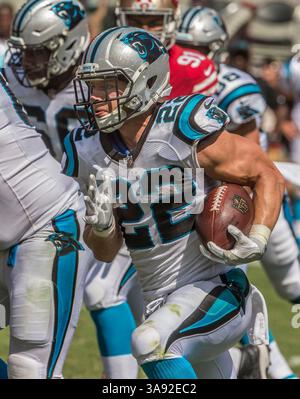 10 settembre 2017: Il running back dei Carolina Panthers Christian McCaffrey (22) a piede libero con il pallone domenica 10 settembre 2017 al Levis Stadium di Santa Clara, California. I Panthers sconfissero i 49ers 23-3. Al Golub/CSM(immagine di credito: &Copy; al Golub/CSM tramite filo ZUMA) Foto Stock