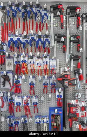 Parete con pinze e morsetti a vite in un negozio fai da te, Allgaeu, Svevia, Baviera, Germania, Europa Foto Stock