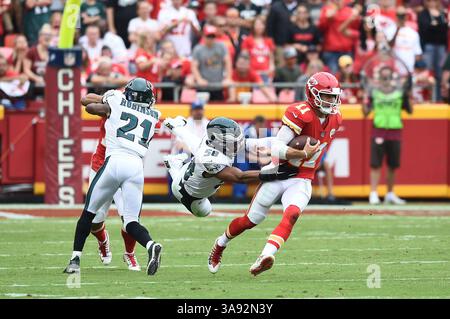 17 settembre 2017: Il middle linebacker dei Philadelphia Eagles Jordan Hicks (58) tenta di affrontare il quarterback dei Kansas City Chiefs Alex Smith (11) durante la partita di football tra i Philadelphia Eagles e i Kansas City Chiefs all'Arrowhead Stadium di Kansas City, Missouri. Kendall Shaw/CSM(immagine di credito: &Copy; Kendall Shaw/CSM tramite filo ZUMA) Foto Stock
