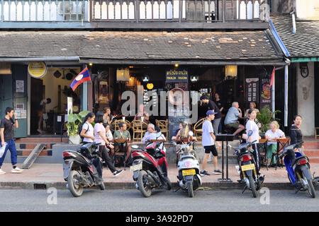 Ristorante in una casa coloniale francese in Sisavangvong Road, Luang Prabang, Laos, Asia Foto Stock