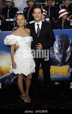 30 aprile 2007 - Queens, New York, Stati Uniti - 30 aprile 2007 - Queens, New York - Tobey Maguire e la fidanzata Jennifer Meyer. "Spider-Man 3" è stata presentata in anteprima negli Stati Uniti durante il 6° Festival annuale del cinema Tribeca tenutosi al United Artist Kaufman Astoria Cinema 14. Credito fotografico: Bill Lyons/AdMedia *** didascalia locale Foto Stock