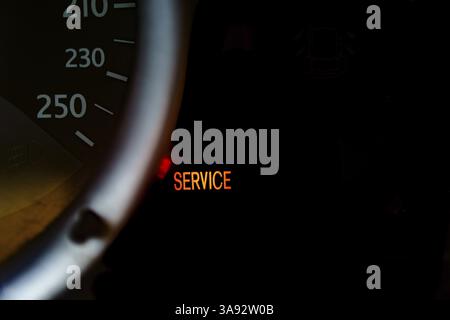 Luci del cruscotto dell'auto con spie accese. Simbolo della spia che compare sul cruscotto quando qualcosa non funziona con il motore Foto Stock