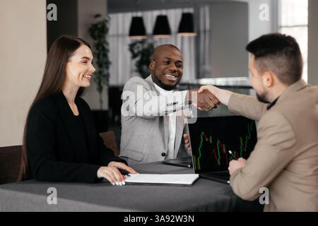 Consulente finanziario africano, avvocato o direttore bancario che si occupa di consulenza di un investitore cliente maschio che legge il documento durante la riunione di lavoro che esamina Foto Stock