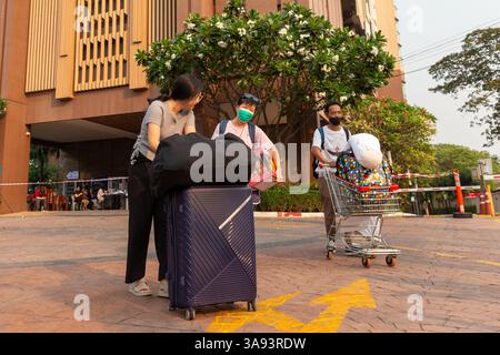 Chiang mai, Thailandia. 29 marzo 2025. Le persone si vedono spostare i loro effetti personali fuori da un condominio dopo che l'edificio è stato colpito dal terremoto di magnitudo 7,7 in Myanmar che ha scosso Chiang mai. Dopo che un potente terremoto di magnitudo 7,7 ha colpito il Myanmar, sono state avvertite delle scosse a Chiang mai, in Thailandia. In risposta, i residenti hanno spostato i loro effetti personali fuori dagli edifici per sicurezza. Credito: SOPA Images Limited/Alamy Live News Foto Stock
