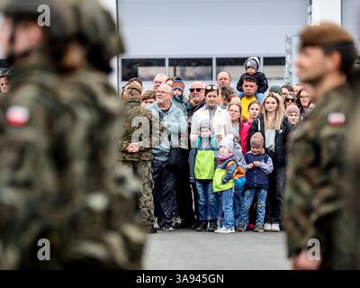Limanowa, Polonia. 29 marzo 2025. I civili assistono all'apertura del complesso militare del 114th Light Infantry Battalion a Limanowa. La forza di difesa territoriale (TDF), o Wojska Obrony Terytorialnej (WOT), è il quinto ramo delle forze armate polacche, composto da soldati volontari professionisti e part-time, focalizzati sulla difesa del territorio polacco e sul sostegno alle agenzie civili durante la pace. Crediti: Dominika Zarzycka/Alamy Live News Foto Stock