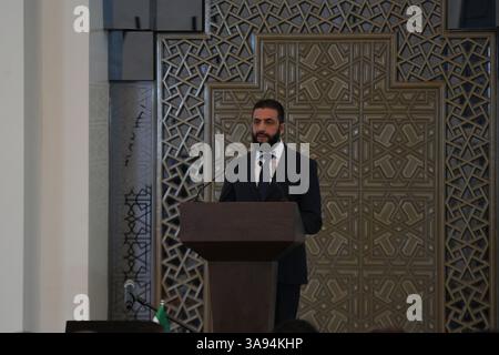 Damasco, Siria. 29 marzo 2025. Il presidente siriano Ahmed al-Sharaa parla durante la cerimonia di annuncio del nuovo governo siriano al Palazzo del popolo. Crediti: Moawia Atrash/dpa/Alamy Live News Foto Stock