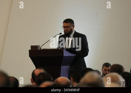 Damasco, Siria. 29 marzo 2025. Il nuovo ministro siriano della giustizia, Mazhar Alwys, parla durante la cerimonia annunciando il nuovo governo siriano al Palazzo del popolo. Crediti: Moawia Atrash/dpa/Alamy Live News Foto Stock
