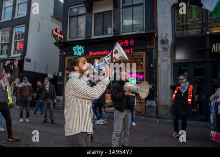 Amsterdam, Olanda settentrionale, Paesi Bassi. 29 marzo 2025. Il 29 marzo 2025, palestinesi e sostenitori hanno osservato la giornata della Terra, commemorando l'occupazione di ampie parti della Palestina da parte del governo israeliano. Diversi discorsi furono fatti prima che centinaia di persone marciassero verso Piazza Dam per rompere il digiuno alle 19:11. (Credit Image: © James Petermeier/ZUMA Press Wire) SOLO PER USO EDITORIALE! Non per USO commerciale! Crediti: ZUMA Press, Inc./Alamy Live News Foto Stock