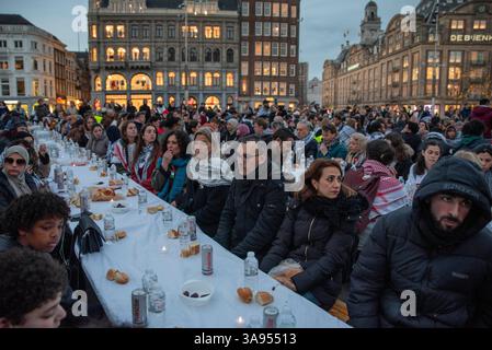 Amsterdam, Olanda settentrionale, Paesi Bassi. 29 marzo 2025. I manifestanti palestinesi si fermano velocemente durante Iftar. Il 29 marzo 2025, palestinesi e sostenitori hanno osservato la giornata della Terra, commemorando l'occupazione di ampie parti della Palestina da parte del governo israeliano. Diversi discorsi furono fatti prima che centinaia di persone marciassero verso Piazza Dam per rompere il digiuno alle 19:11. (Credit Image: © James Petermeier/ZUMA Press Wire) SOLO PER USO EDITORIALE! Non per USO commerciale! Crediti: ZUMA Press, Inc./Alamy Live News Foto Stock