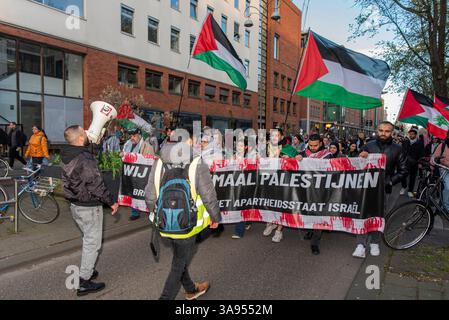 Amsterdam, Olanda settentrionale, Paesi Bassi. 29 marzo 2025. Il 29 marzo 2025, palestinesi e sostenitori hanno osservato la giornata della Terra, commemorando l'occupazione di ampie parti della Palestina da parte del governo israeliano. Diversi discorsi furono fatti prima che centinaia di persone marciassero verso Piazza Dam per rompere il digiuno alle 19:11. (Credit Image: © James Petermeier/ZUMA Press Wire) SOLO PER USO EDITORIALE! Non per USO commerciale! Crediti: ZUMA Press, Inc./Alamy Live News Foto Stock