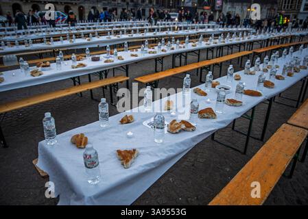 Amsterdam, Olanda settentrionale, Paesi Bassi. 29 marzo 2025. File di tavoli sono impostati per i dimostranti palestinesi per rompersi velocemente durante Iftar. Il 29 marzo 2025, palestinesi e sostenitori hanno osservato la giornata della Terra, commemorando l'occupazione di ampie parti della Palestina da parte del governo israeliano. Diversi discorsi furono fatti prima che centinaia di persone marciassero verso Piazza Dam per rompere il digiuno alle 19:11. (Credit Image: © James Petermeier/ZUMA Press Wire) SOLO PER USO EDITORIALE! Non per USO commerciale! Crediti: ZUMA Press, Inc./Alamy Live News Foto Stock