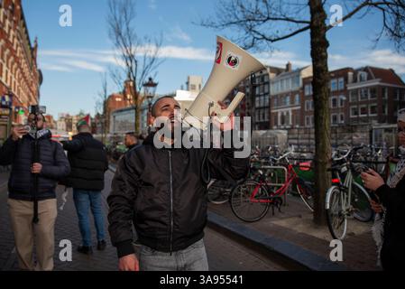 Amsterdam, Olanda settentrionale, Paesi Bassi. 29 marzo 2025. Il 29 marzo 2025, palestinesi e sostenitori hanno osservato la giornata della Terra, commemorando l'occupazione di ampie parti della Palestina da parte del governo israeliano. Diversi discorsi furono fatti prima che centinaia di persone marciassero verso Piazza Dam per rompere il digiuno alle 19:11. (Credit Image: © James Petermeier/ZUMA Press Wire) SOLO PER USO EDITORIALE! Non per USO commerciale! Crediti: ZUMA Press, Inc./Alamy Live News Foto Stock