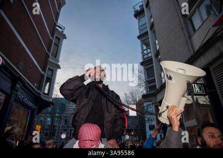 Amsterdam, Olanda settentrionale, Paesi Bassi. 29 marzo 2025. Il 29 marzo 2025, palestinesi e sostenitori hanno osservato la giornata della Terra, commemorando l'occupazione di ampie parti della Palestina da parte del governo israeliano. Diversi discorsi furono fatti prima che centinaia di persone marciassero verso Piazza Dam per rompere il digiuno alle 19:11. (Credit Image: © James Petermeier/ZUMA Press Wire) SOLO PER USO EDITORIALE! Non per USO commerciale! Crediti: ZUMA Press, Inc./Alamy Live News Foto Stock