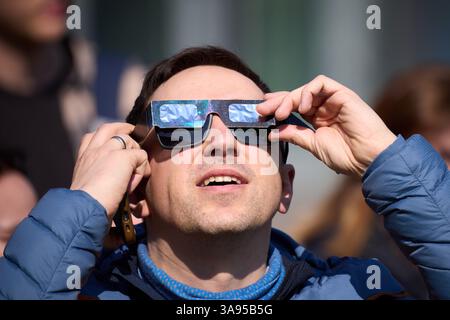 Varsavia. 29 marzo 2025. Un uomo osserva l'eclissi solare parziale al Copernico Science Center di Varsavia, Polonia, il 29 marzo 2025. Crediti: Jaap Arriens/Xinhua/Alamy Live News Foto Stock