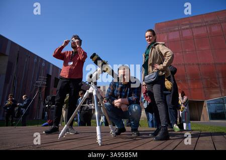 Varsavia. 29 marzo 2025. Un uomo osserva l'eclissi solare parziale attraverso un telescopio solare presso il Copernicus Science Center di Varsavia, in Polonia, il 29 marzo 2025. Crediti: Jaap Arriens/Xinhua/Alamy Live News Foto Stock