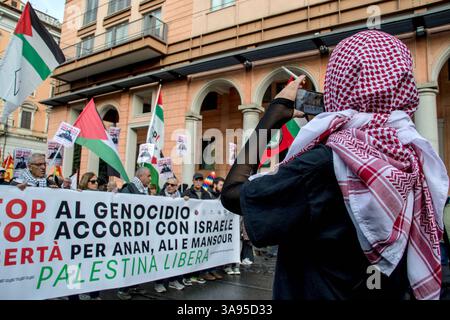 Roma, Italia, Italia. 29 marzo 2025. Fermare il genocidio, fermare gli accordi con Israele” è stato scritto sullo striscione che ha aperto la manifestazione a Roma in solidarietà con il popolo palestinese. I manifestanti hanno denunciato il crescente clima di repressione contro coloro che sostengono la Palestina. (Credit Image: © Patrizia Cortellessa/Pacific Press via ZUMA Press Wire) SOLO PER USO EDITORIALE! Non per USO commerciale! Foto Stock