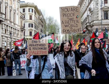 Roma, Italia, Italia. 29 marzo 2025. Fermare il genocidio, fermare gli accordi con Israele” è stato scritto sullo striscione che ha aperto la manifestazione a Roma in solidarietà con il popolo palestinese. I manifestanti hanno denunciato il crescente clima di repressione contro coloro che sostengono la Palestina. (Credit Image: © Patrizia Cortellessa/Pacific Press via ZUMA Press Wire) SOLO PER USO EDITORIALE! Non per USO commerciale! Foto Stock
