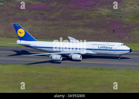 Aeromobili Lufthansa Boeing 747-8i in rullaggio della livrea retrò all'aeroporto JNB. Deutsche Lufthansa livrea retrò su un velivolo B747 registrato come D-ABYT. Foto Stock