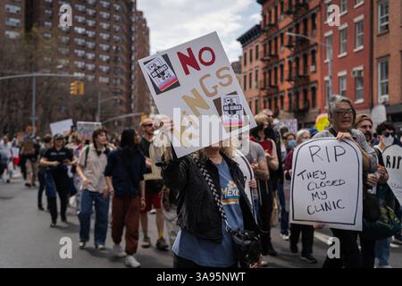 New York Ciy, Stati Uniti. 29 marzo 2025. I gruppi di attivisti locali si sono riuniti presso l'AIDS Memorial e poi hanno marciato fino allo showroom Tesla a New York Cith, NY, 29 marzo 2025. I manifestanti chiedono che Elon Musk venga rimosso dall'amministrazione Trump. (Foto di Steve Sanchez/Sipa USA). Crediti: SIPA USA/Alamy Live News Foto Stock