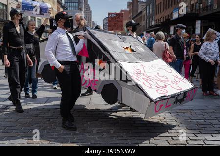 New York Ciy, Stati Uniti. 29 marzo 2025. I gruppi di attivisti locali si sono riuniti presso l'AIDS Memorial e poi hanno marciato fino allo showroom Tesla a New York Cith, NY, 29 marzo 2025. I manifestanti chiedono che Elon Musk venga rimosso dall'amministrazione Trump. (Foto di Steve Sanchez/Sipa USA). Crediti: SIPA USA/Alamy Live News Foto Stock