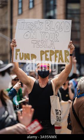 New York Ciy, Stati Uniti. 29 marzo 2025. I gruppi di attivisti locali si sono riuniti presso l'AIDS Memorial e poi hanno marciato fino allo showroom Tesla a New York Cith, NY, 29 marzo 2025. I manifestanti chiedono che Elon Musk venga rimosso dall'amministrazione Trump. (Foto di Steve Sanchez/Sipa USA). Crediti: SIPA USA/Alamy Live News Foto Stock
