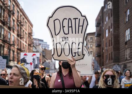 New York Ciy, Stati Uniti. 29 marzo 2025. I gruppi di attivisti locali si sono riuniti presso l'AIDS Memorial e poi hanno marciato fino allo showroom Tesla a New York Cith, NY, 29 marzo 2025. I manifestanti chiedono che Elon Musk venga rimosso dall'amministrazione Trump. (Foto di Steve Sanchez/Sipa USA). Crediti: SIPA USA/Alamy Live News Foto Stock