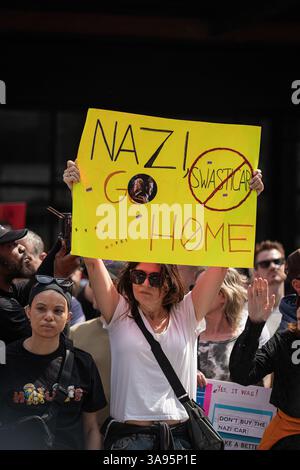 New York Ciy, Stati Uniti. 29 marzo 2025. I gruppi di attivisti locali si sono riuniti presso l'AIDS Memorial e poi hanno marciato fino allo showroom Tesla a New York Cith, NY, 29 marzo 2025. I manifestanti chiedono che Elon Musk venga rimosso dall'amministrazione Trump. (Foto di Steve Sanchez/Sipa USA). Crediti: SIPA USA/Alamy Live News Foto Stock