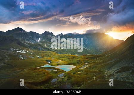 Paesaggio tramonto Caucaso montagne e lago vista aerea natura selvaggia paesaggi serali mozzafiato splendide destinazioni di viaggio stagione estiva Foto Stock