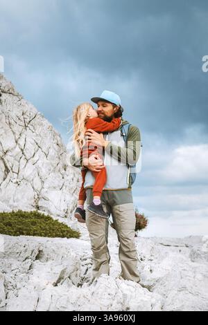 Padre e bambino viaggiano insieme felice stile di vita familiare all'aperto, vacanze estive abbracciano papà e figlia, la festa del papà e la sua sincera emozione Foto Stock