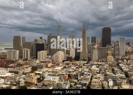 Tempesta nuvole sul centro di San Francisco attraverso la Coit Tower a Telegraph Hill. Foto Stock