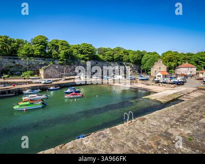 Il porto di Dysart a Fife, in Scozia, in una mattina di primavera, con barche da lavoro e da diporto ormeggiate. Foto Stock