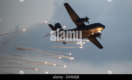 Un C-27J Spartan della Royal Australian Air Force dimostra manovre di combattimento evasive durante l'Avalon Australian International Airshow all'Avalon Aust Foto Stock