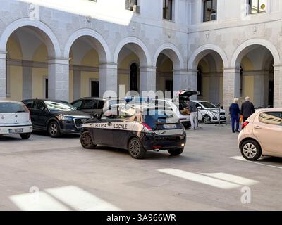 PADOVA, ITALIA - 31 OTTOBRE 2024: Auto della polizia ibrida Lancia Y di polizia locale a Padova, Italia Foto Stock