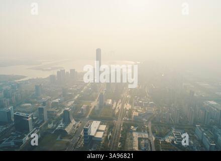 Le pesanti coperte di smog oscurano lo skyline della città e i corsi d'acqua durante il giorno nebuloso. Suzhou, Cina. Foto Stock