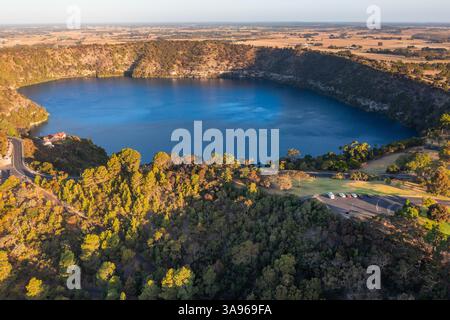 Veduta aerea del Blue Lake in un cratere vulcanico estinto a Mount Gambier sulla costa calcarea dell'Australia meridionale, Foto Stock