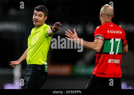 NIJMEGEN, PAESI BASSI - MARZO 29: L'arbitro Erwin Blank reagisce a Bram Nuytinck del NEC Nijmegen durante l'Eredivisie match tra NEC e AZ al Goffertstadion il 29 marzo 2025 a Nijmegen, Paesi Bassi. (Foto di René Nijhuis/MB Media) Foto Stock