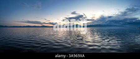 Tramonto sul panorama del lago Koycegiz, con acque calme che riflettono il paesaggio, Mugla, Turchia. Foto Stock
